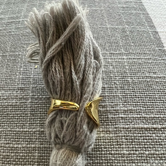 On SALE! 😍😍Vintage boho animal print & glitter earrings w gold tone ring. - Picture 5 of 6